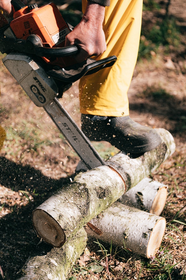 How A Chainsaw Works